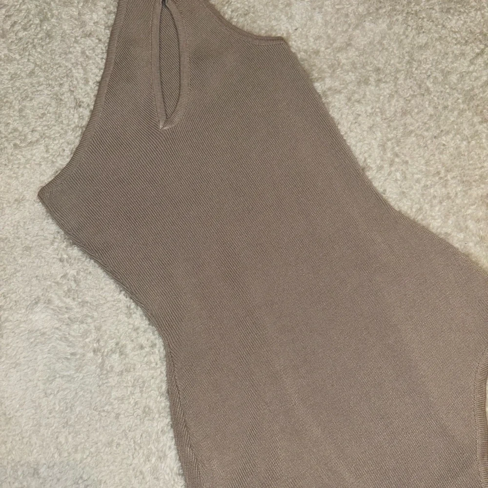 FashionNova XS one shoulder bone color bodysuit. - Picture 2 of 3